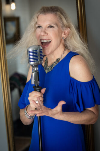 CC Singing in blue 4408